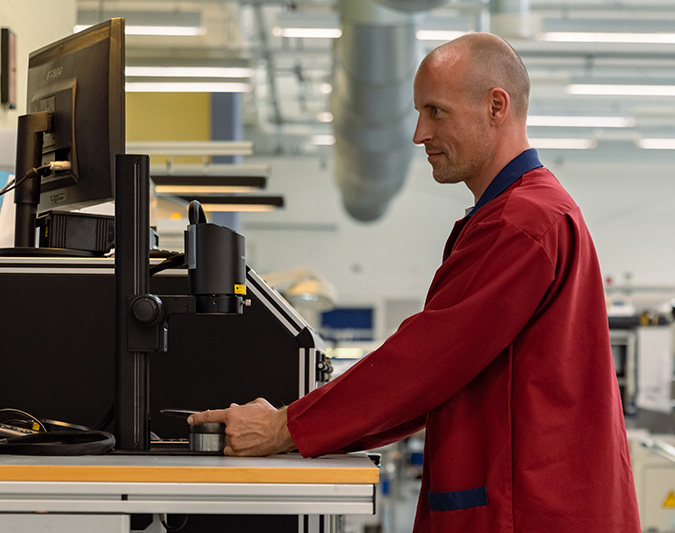 Homme utilisant un TAGARNO FRONT pour inspecter des PCB