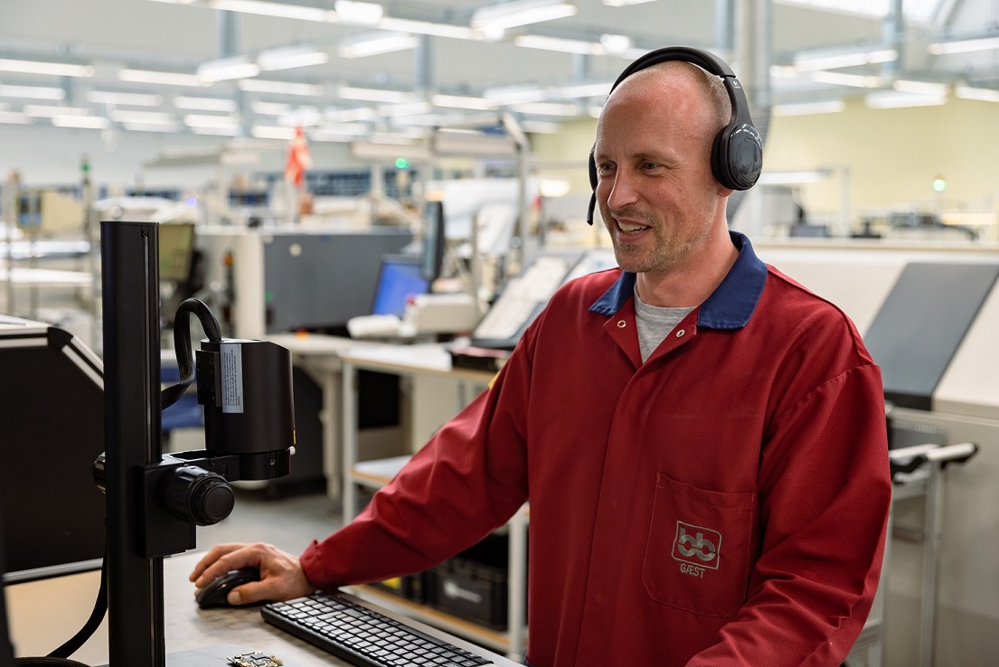 Man using TAGARNO FRONT to inspect PCBs